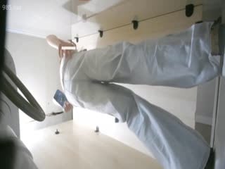 精选厕拍系列 千年难得一遇的无毛极品馒头逼！看着年轻美女逼水毫无规则的乱喷