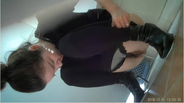 单位女厕全景偷拍美女同事的极品美鲍光线不够手电来凑