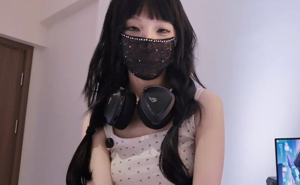 【丝足色诱】潘潘Pan – 电竞少女勾引电脑修理师 超淫荡榨精全程淫叫连连 掰穴榨出精液疯狂喷射