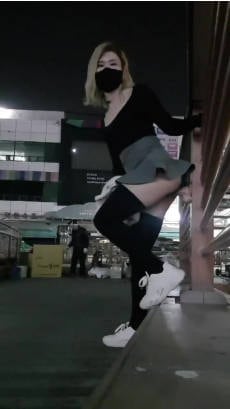 漂亮美女夜晚短裙户外露出，整根大鸡巴粘在护栏就抽插小穴，不远处还有位大爷在工作，刺激死了！