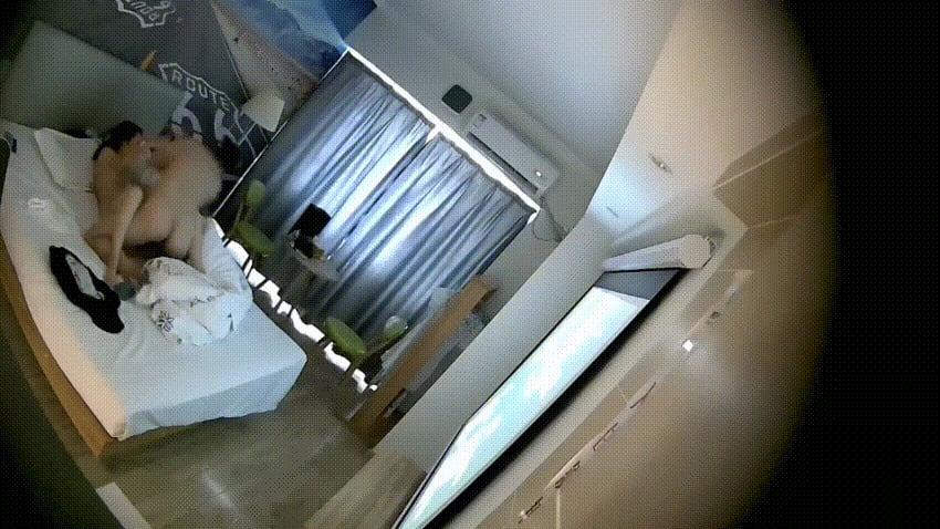 酒店偷拍 小少妇跟情人开房 进来就缠绵在一起 先打两炮爽一起 然后出去玩 下午回来再打一炮 太饥渴了