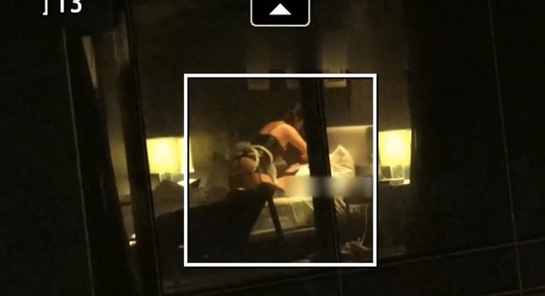 【五星级酒店窗外偷拍】中年骚妇上位骑乘很有节奏感