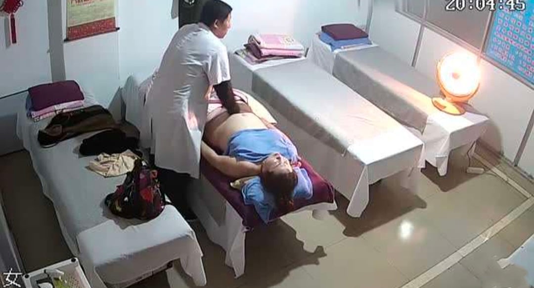 破解按摩店摄像头 男技师按着按着不对劲了呢