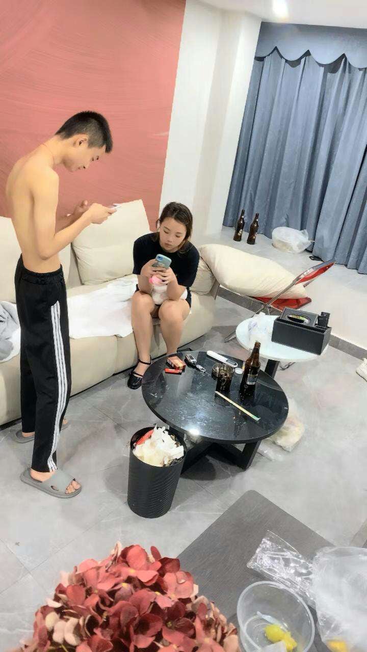 【精品探花阿伟】深夜约操巨乳陪酒妹，肉感身材一对豪乳，肥臀沙发骑乘，双腿肩上扛一顿输出