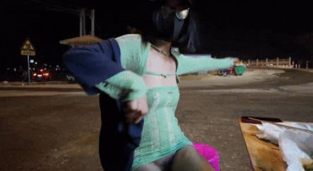 2025年12月最新，人气露出女神，超大胆【cikaimoon】，绿色毛衣逛街，早上学校门口，中午到乡下，晚上路边摊