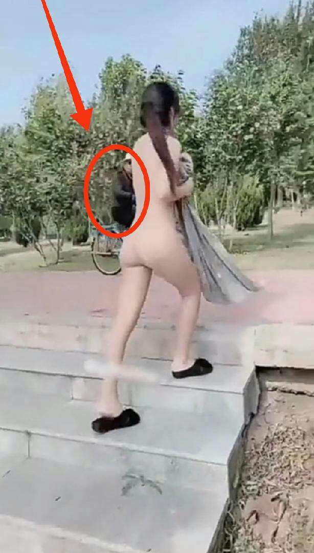 真实女主播户外露出～故意路人面前经过！真牛逼～裸体公园露出！差点被人强奸了～