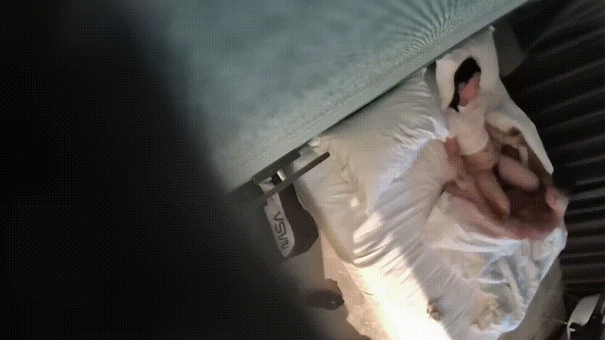 酒店偷拍 男人带清涩嫩妹开房 嫩妹对胸看得比逼还严 可以操但不能看奶子 男人想打个奶炮半天没搞成