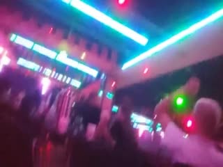 【黑舞厅偷拍】莺莺燕燕美女如云，一会儿功夫摸了三个奶子，对白精彩刺激
