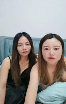 两个中年美少妇的诱惑还有一个好大哥，跟狼友互动撩骚听指挥，吃奶玩逼道具抽插，口交大鸡巴，让大哥爆草